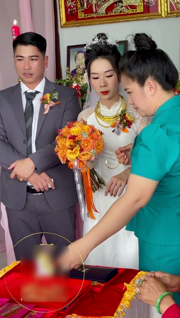 Nhận của hồi môn sương sương tiền tỷ, cô dâu đeo vàng "còng lưng" Nhan cua hoi mon suong suong tien ty, co dau deo vang