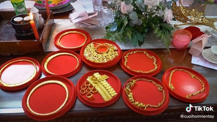 Ngoài ra, có người còn tinh ý nhìn biểu hiện của chú rể và hài hước nói rằng anh đang "đổ mồ hôi hột" trước màn trao của hồi môn cho cô dâu.