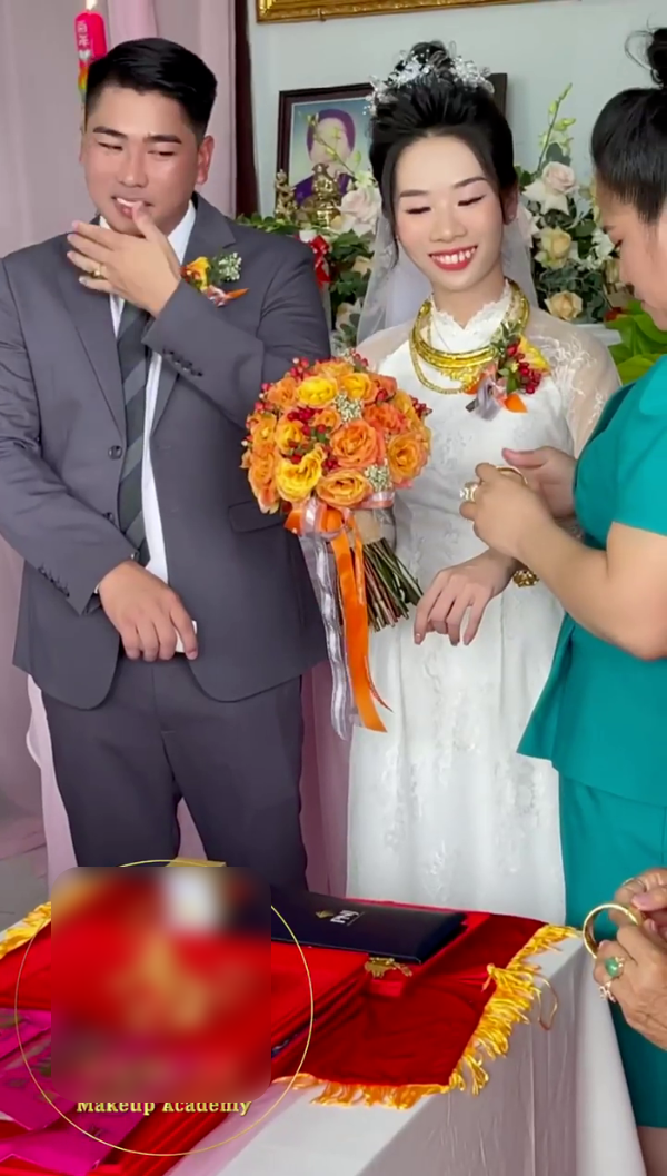 Nghe thấy những thông tin như 20 cây vàng, 100 chiếc nhẫn cùng với loạt trang sức từ kim cương được trao cho cô dâu, nhiều người đã không khỏi "xỉu ngang" khi nghĩ tới giá trị khủng của buổi thành hôn cho vàng này.