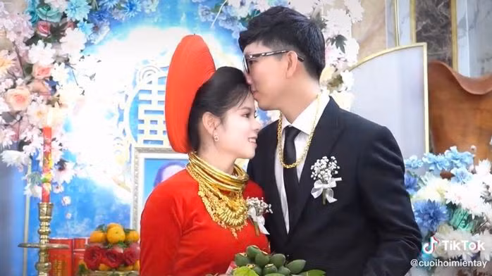 Qua sự tính toán của các "conan mạng", mâm lễ này ít nhiều gì cũng sương sương 2 tỉ đồng.