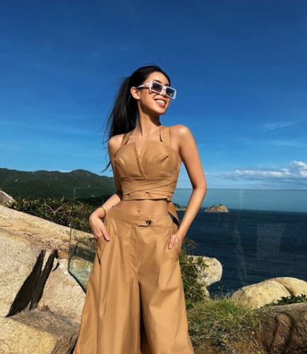 Mỗi lần đăng ảnh, 9X luôn gây ấn tượng khi khoác lên người những bộ cánh sành điệu đến từ những nhà thiết kế nổi tiếng trên thế giới.