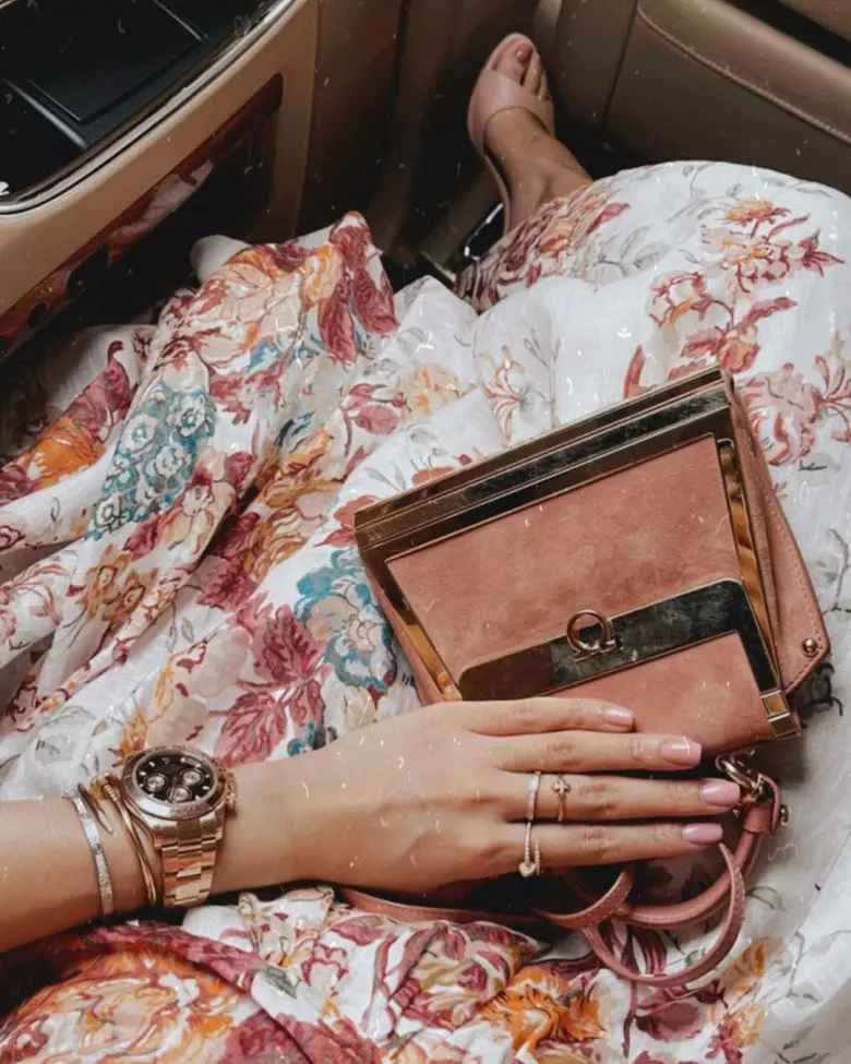 Chính nữ rich kid tiết lộ đang chuẩn bị đi đám cưới nên mới quyết tâm đầu tư, lên đồ sang xịn từ trong ra ngoài.