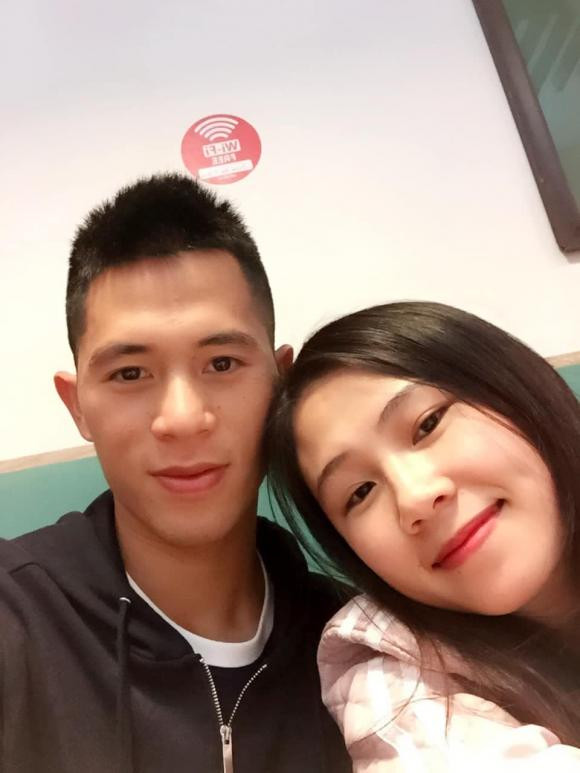 Trang Heo và Đình Trọng bên nhau từ thời học cấp 3, khi nam trung vệ còn thi đấu ở các giải trẻ.