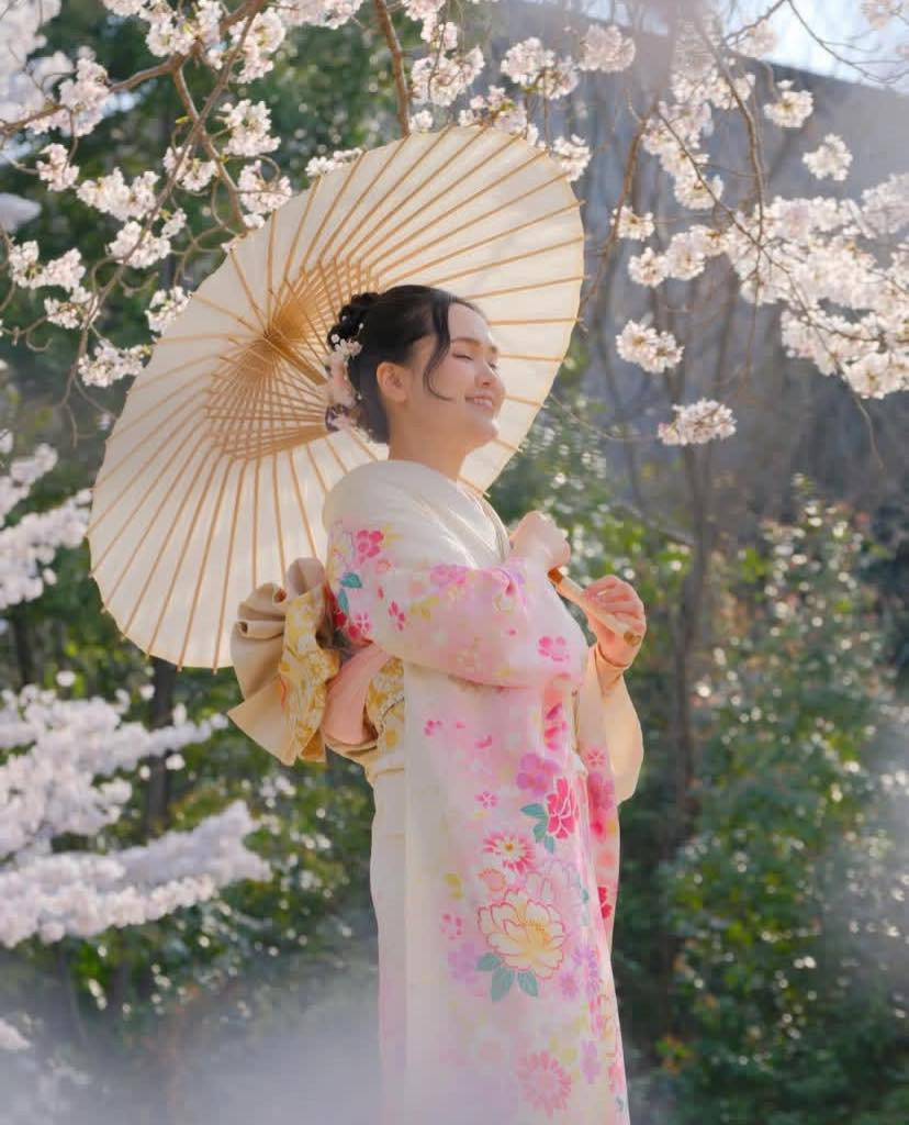 Trước khi lấy chồng, Nguyễn Quỳnh Anh không chỉ được biết đến là ái nữ của cựu Chủ tịch CLB Bóng đá Hà Nội mà còn gây ấn tượng mạnh với công chúng nhờ nhan sắc ngọt ngào và phong cách thời trang thanh lịch.