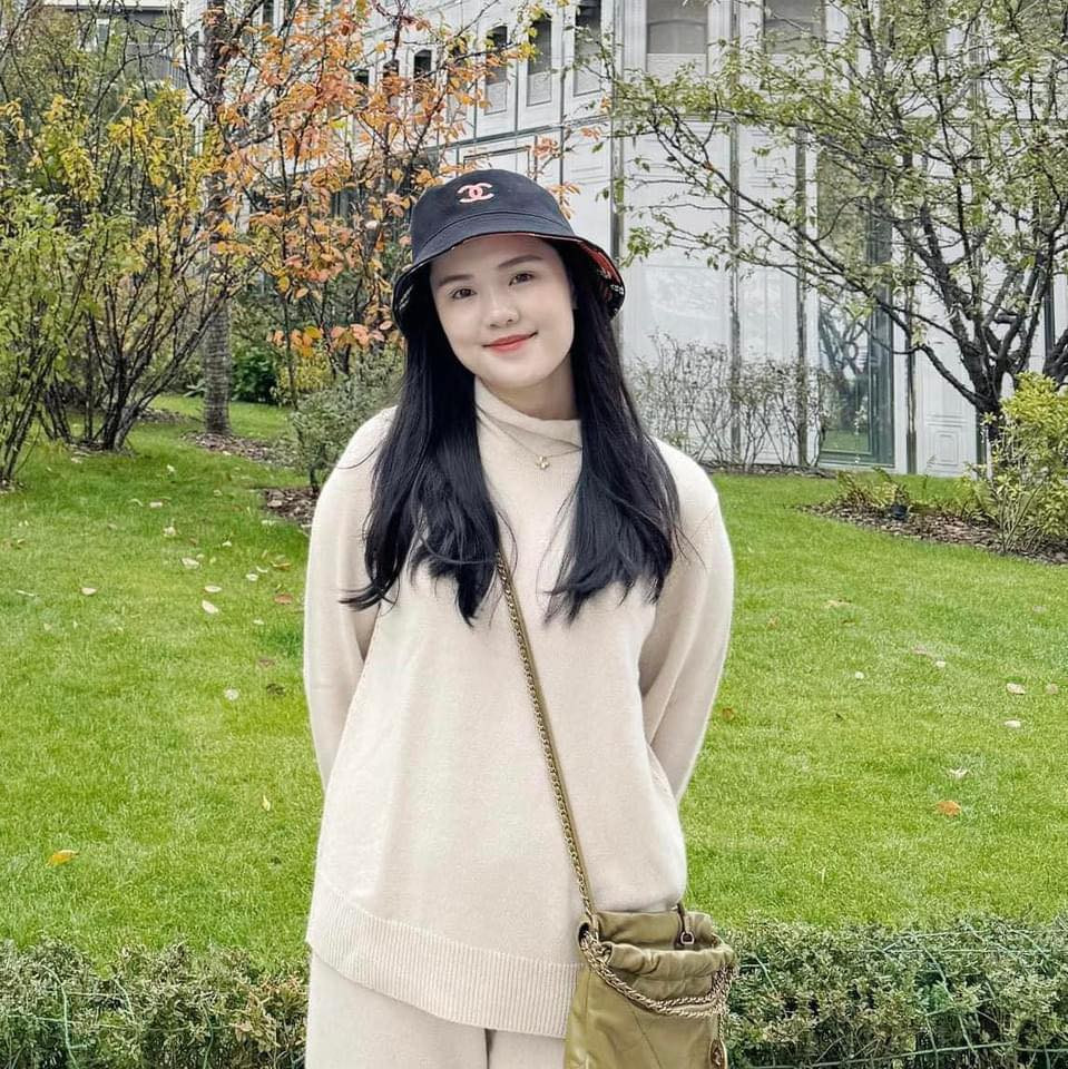 Quỳnh Anh được ví như một "tiểu thư Hà thành" chính hiệu với phong cách trang điểm tự nhiên và cách lựa chọn trang phục sang trọng nhưng không phô trương.