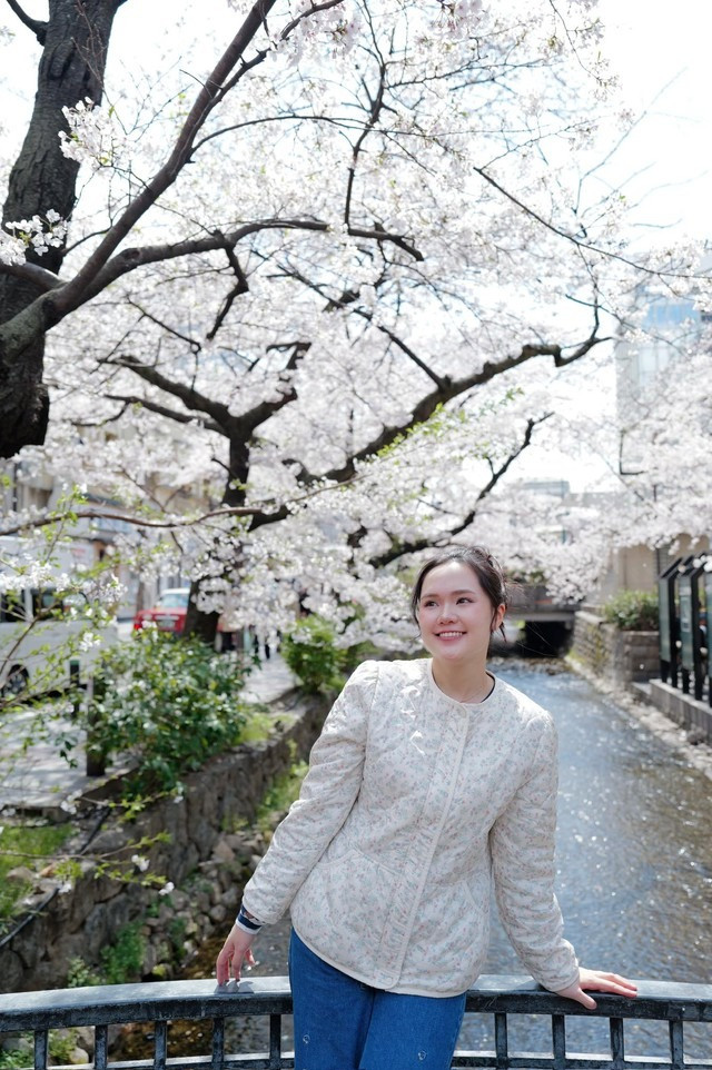 Nhiều ý kiến cho rằng sự kết hợp này của vợ trung vệ Duy Mạnh thiếu sự tinh tế và chưa thực sự tôn lên vóc dáng. Mặc dù dát toàn đồ hiệu nhưng cô nàng vẫn không gọn gàng.