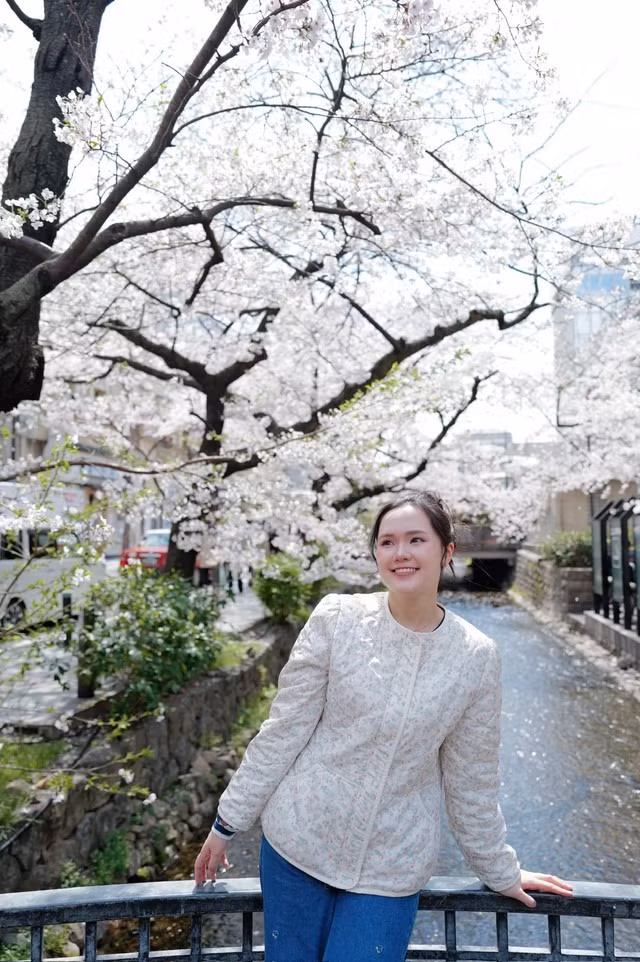 Nhiều ý kiến cho rằng sự kết hợp này của vợ trung vệ Duy Mạnh thiếu sự tinh tế và chưa thực sự tôn lên vóc dáng. Mặc dù dát toàn đồ hiệu nhưng cô nàng vẫn không gọn gàng.