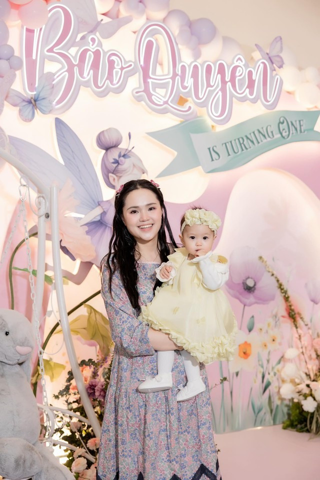 Gần nhất, Quỳnh Anh đi du lịch Nhật Bản, cô gây chú ý khi mặc trang phục truyền thống của Nhật Bản, làm tóc và trang điểm cầu kỳ.