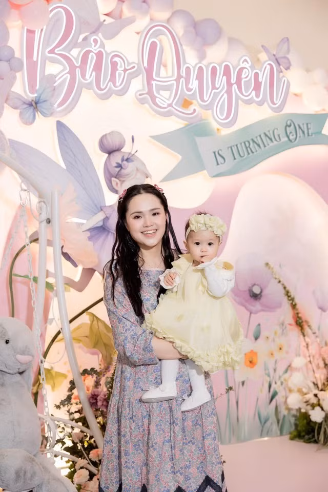 Gần nhất, Quỳnh Anh đi du lịch Nhật Bản, cô gây chú ý khi mặc trang phục truyền thống của Nhật Bản, làm tóc và trang điểm cầu kỳ.