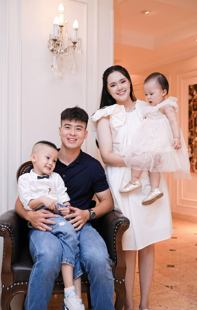 Trên mạng xã hội, cư dân mạng hết lời khen ngợi vợ Duy Mạnh khi lên đồ xinh như công chúa.