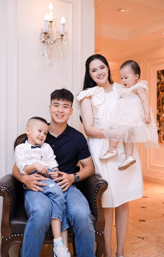 Trên mạng xã hội, cư dân mạng hết lời khen ngợi vợ Duy Mạnh khi lên đồ xinh như công chúa.