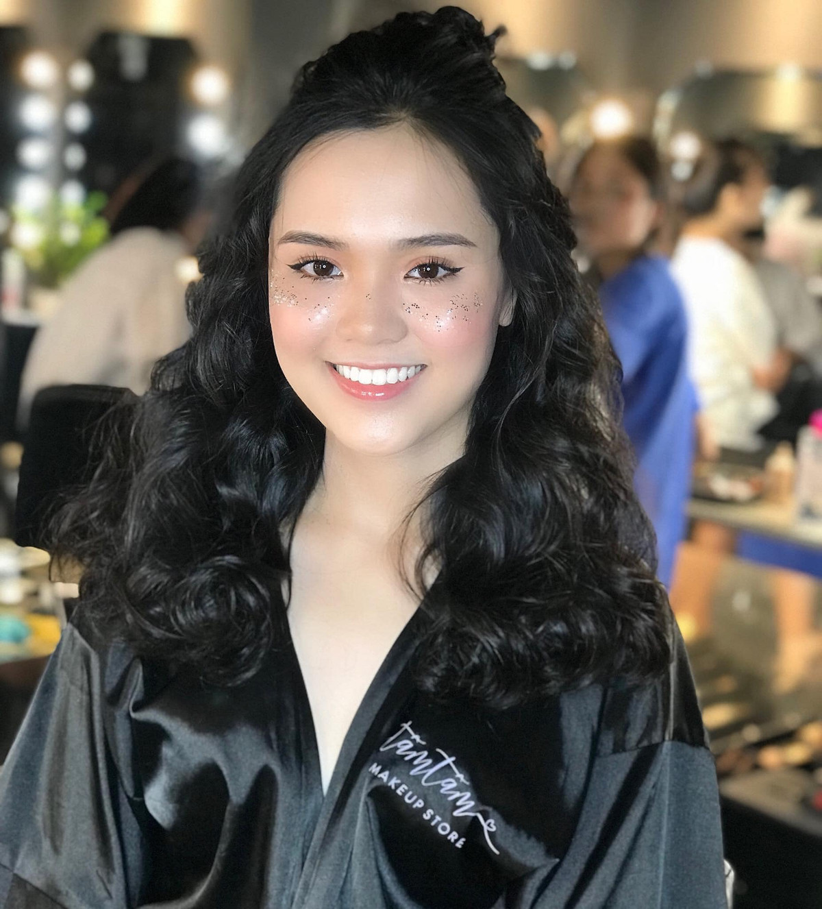 Tuy nhiên, sau khi lập gia đình và sinh con, Quỳnh Anh dường như xuề xoà hơn và ít chăm chút bản thân. Phải đến những khi mà "công chúa béo" thay đổi phong cách dân tình mới xuýt xoa vì xinh đẹp, ngọt ngào.