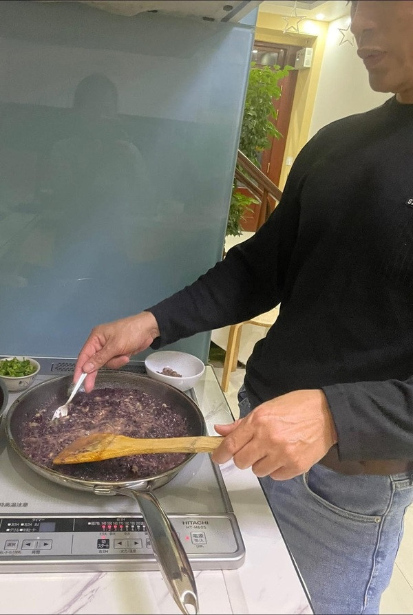 Mới đây, câu chuyện “đu trend” rán bánh chưng bằng nước lọc nhưng đầy sự “bất ổn” của một gia đình đã khiến không ít người dùng mạng xã hội “cười bò”.