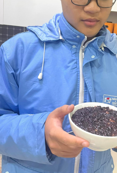 Thấy vợ về, anh chồng còn hào hứng khoe: “Em! Nay anh đu trend chiên bánh chưng bằng nước… Em chuẩn bị nghen, ngon bá cháy bọ chét luôn nè”.