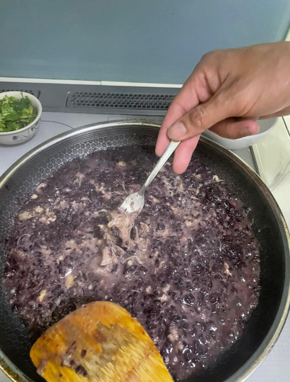 Cụ thể, một người phụ nữ đã chia sẻ câu chuyện hài hước của gia đình mình lên mạng xã hội. Theo đó người vợ kể, khi cô vừa từ chỗ làm về nhà thì thấy anh chồng đang lúi húi trong bếp để làm bánh chưng rán.