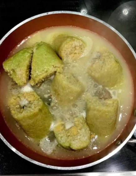 Nhìn thấy chảo bánh chưng rán bằng nước đầy sự bất ổn của chồng, người vợ không khỏi “ngán ngẩm”.