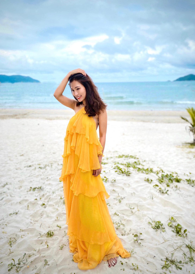 Trên sóng, Linh Thuỷ gây ấn tượng với lối dẫn lưu loát cùng phong thái tự tin, chững chạc. Ở ngoài đời thường, cô lại cuốn hút người đối diện bởi nhan sắc xinh đẹp, gu thời trang tinh tế cùng sự duyên dáng, trẻ trung.