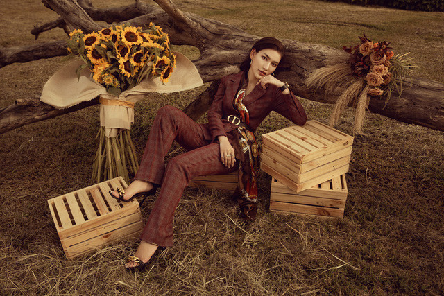 Trong những bức hình chia sẻ trên trang cá nhân, dù là khoảnh khắc đời thường hay những bộ ảnh được thực hiện công phu, Linh Thủy luôn được khen như người mẫu ảnh chuyên nghiệp. Cô ưa chuộng những thiết kế sắc màu và điệu đà, tôn lên vẻ nữ tính.