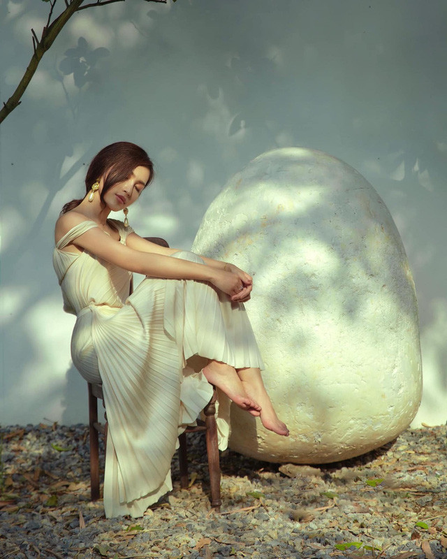 Về thời trang công sở, Linh Thủy thường chọn những bộ vest cá tính mà thanh lịch, phù hợp với công việc nói chung và những bản tin thời sự - chính luận mà cô dẫn nói chung.