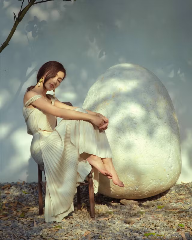 Về thời trang công sở, Linh Thủy thường chọn những bộ vest cá tính mà thanh lịch, phù hợp với công việc nói chung và những bản tin thời sự - chính luận mà cô dẫn nói chung.