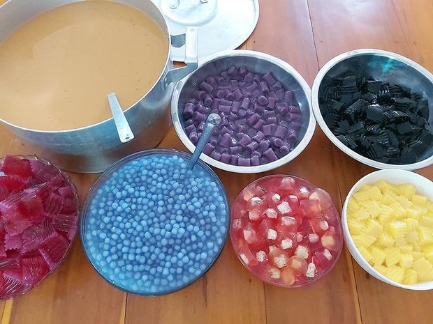 Sau một thời gian, Yến Phương đã trở thành “mối” trà sữa cho cả làng xã. Cô nàng đều đặn nấu 1 tuần/lần mẻ lớn và giao cho khách đã đặt sẵn, nổ đơn “ầm ầm”.