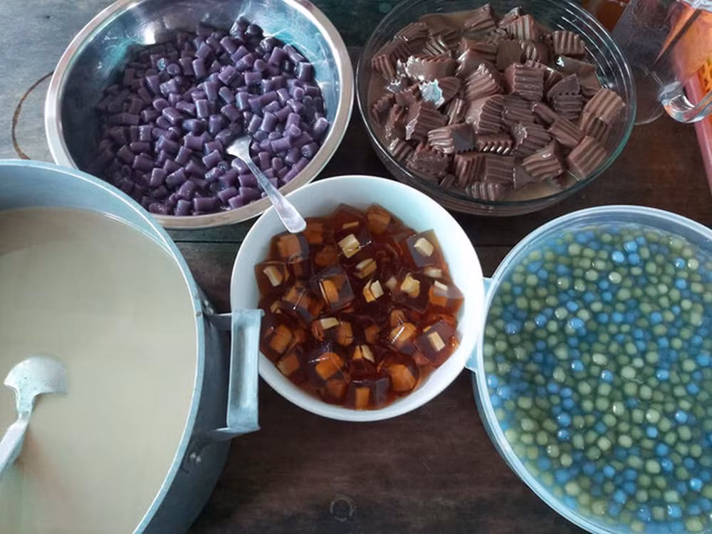 Thấy con gái ngày ngày chăm chỉ "viên viên, nấu nấu", mẹ Yến Phương ngỏ lời mách nước cô nàng bán trà sữa để hồi vốn.