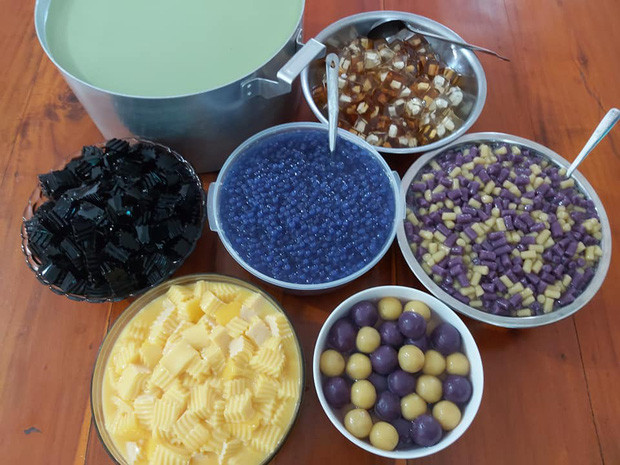 Trong những mẻ trà sữa trân châu full topping đầu tiên, Yến Phương nấu khá nhiều, mà làm không hề đơn giản, nhất là các loại topping nấu rất kỳ công.