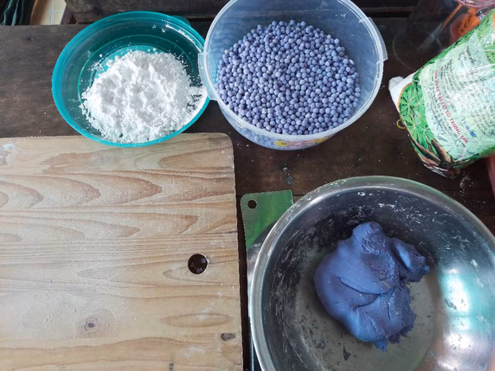 Thử nghe lời mẹ, Yến Phương bèn đăng bán online trên Facebook, nào ngờ rất được đón nhận.