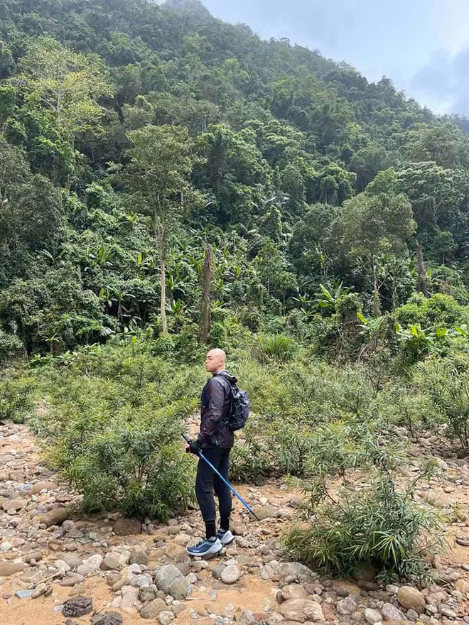 Từ năm 2019, đã có thông tin Hoàng Việt hoàn thành xong chương trình học, bắt đầu phụ giúp bố và bà nội trong chuyện kinh doanh.