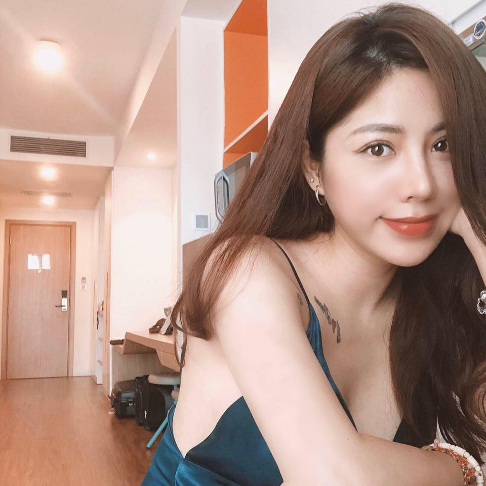 Trong bài viết của mình, trang tin có Hồng Kông có đoạn: "Năm 19 tuổi, cô trở thành tiếp viên hàng không. Công việc của cô khiến cô thường xuyên ở trên bầu trời. Sau đó, cô đã học tập trở thành phi công nhờ các khóa đào tạo ở Mỹ. Sau hơn mười năm làm việc chăm chỉ, Hạnh đã trở thành cơ phó. Ở tuổi 35, cô đã là vợ và là mẹ của hai đứa trẻ.".