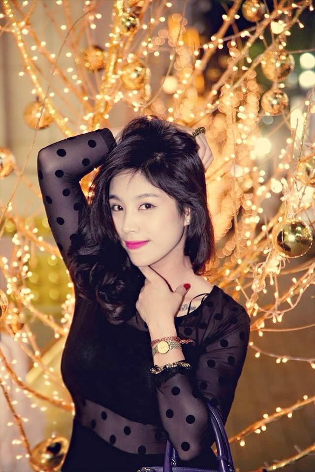 Làm tiếp viên hàng không một thời gian thì Hồng Hạnh lập gia đình, chuyển xuống bộ phận mặt đất để tiện việc chăm sóc con nhỏ. Năm 2011, cô quyết tâm trở lại với ước mơ của mình khi đăng kí tham gia khóa học đào tạo phi công tại Mỹ và sau đó là Singapore.