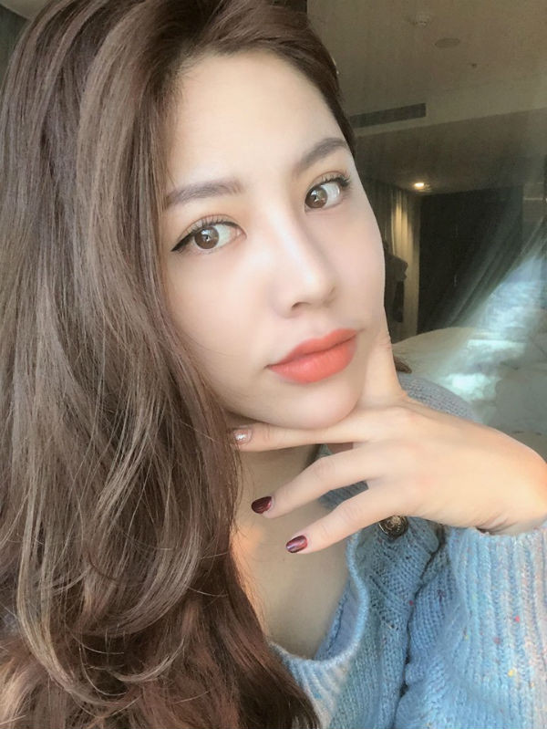 Nữ cơ phó Hồng Hạnh còn là bạn thân "nối khố" của Vân Hugo. Nữ MC từng chia sẻ niềm tự hào khi thấy cô bạn của mình ngồi bên trong buồng lái, làm công việc mơ ước từ lâu.