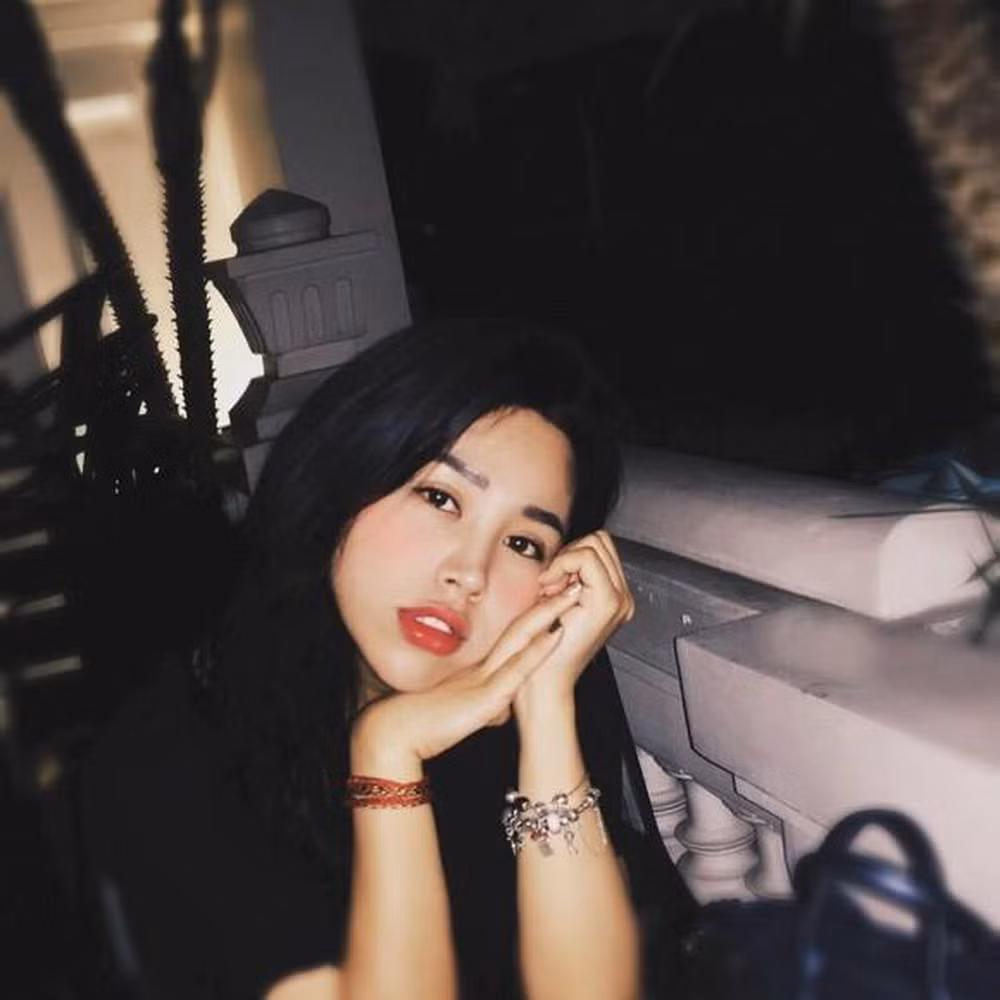 Hiện tại vị trí của Hồng Hạnh là cơ phó. Nhiều ngày trong tháng, cô có thể bay tới 4 chặng một ngày. Công việc vất vả nhưng đem lại hạnh phúc vì được làm điều mình yêu thích.