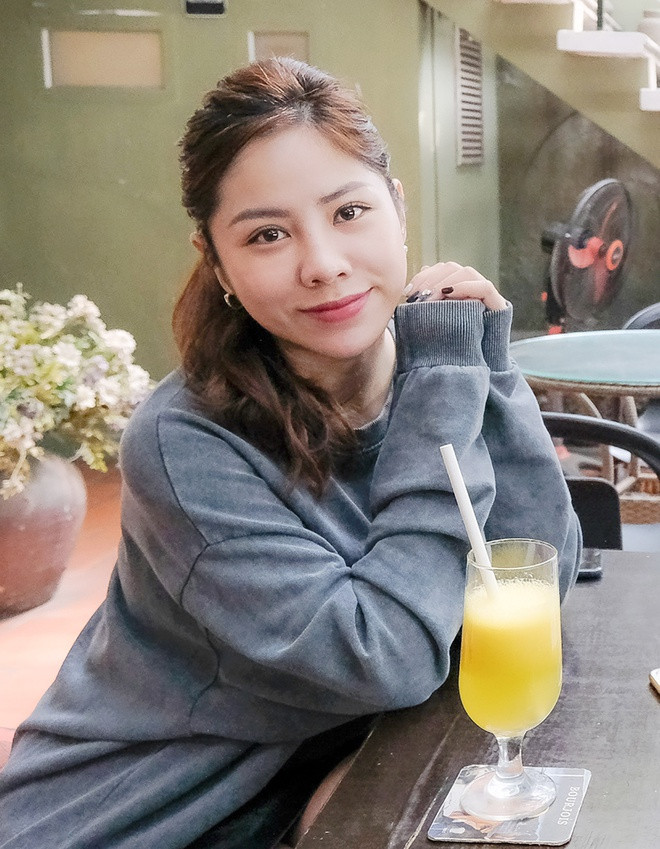 Với vẻ ngoài xinh đẹp, nữ cơ phó Hồng Hạnh nhanh chóng thu hút sự chú ý của cộng đồng mạng khi những bức ảnh của cô được chia sẻ. Chẳng ai nghĩ rằng, "bông hoa buồng lái" này đã lập gia đình và là mẹ của 2 con.