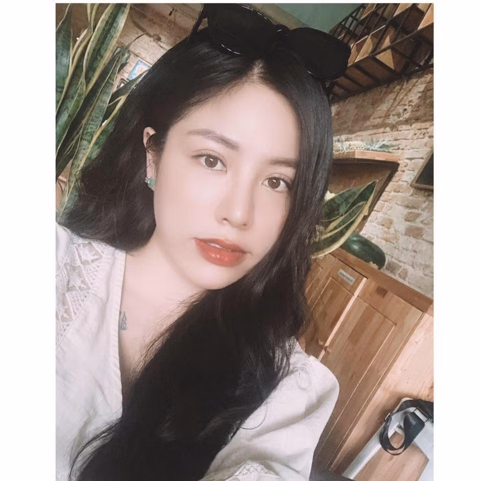 Chia sẻ với báo chí, cơ phó Võ Hồng Hạnh cho biết đã nuôi ước mơ bay từ bé. Sau khi tốt nghiệp cấp 3, cô quyết định thi tuyển trở thành nữ tiếp viên hàng không.