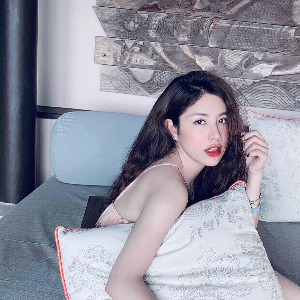 Trước đó, cơ phó Hồng Hạnh từng lên nhiều trang báo trong nước nhờ sự nỗ lực theo đuổi ước mơ bay trên bầu trời.