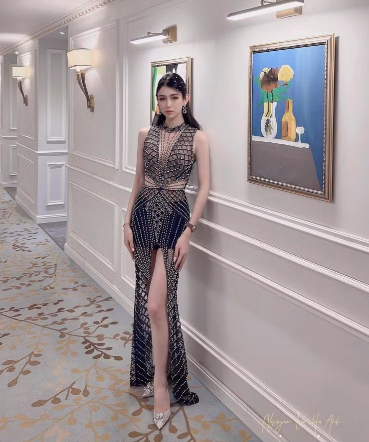 Hà Anh tốt nghiệp Quản lý Văn hóa - chuyên ngành Thanh nhạc tại Đại học Văn hóa Nghệ thuật Quân đội và đam mê nghệ thuật ngay từ khi còn nhỏ.