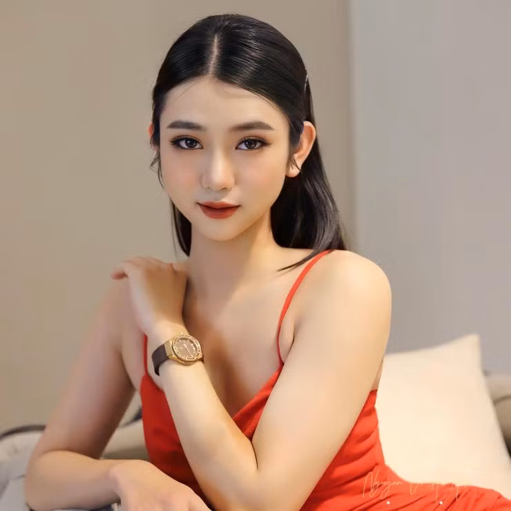 Hot girl chuyển giới chia sẻ: “Mình bắt đầu come-out là người chuyển giới với gia đình và bạn bè từ năm thứ hai đại học, khi đó cũng bị gia đình phản đối gay gắt khiến mình rất buồn và ít khi về nhà với gia đình...