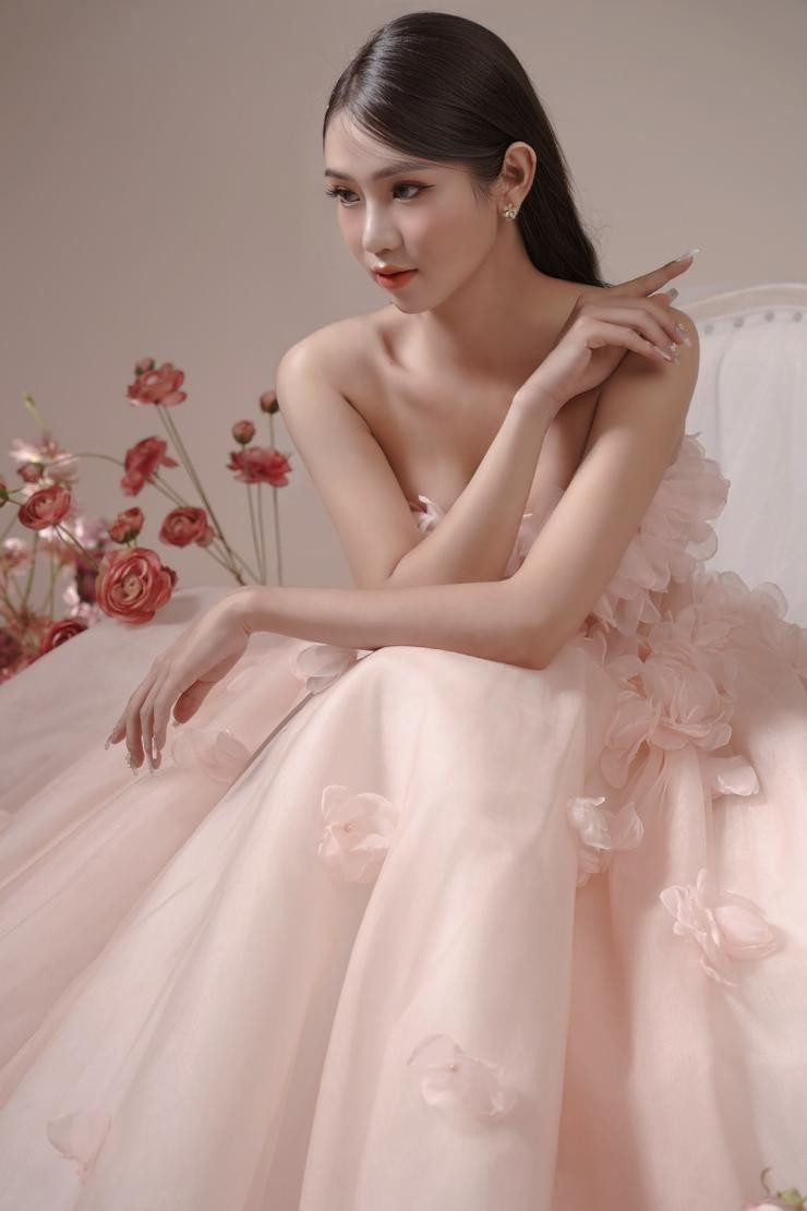 Nguyễn Vũ Hà Anh có phong cách thanh lịch, nữ tính. Dù là đi làm, dẫn sóng hay ở những khoảnh khắc đời thường, cô đều có phong cách chỉn chu và lịch sự.