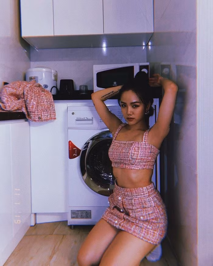 Phương Ly là một cô nàng ca sĩ trẻ, xinh đẹp và được biết đến là cô em gái nhỏ của nữ ca sĩ Phương Linh. Nếu chưa gặp ngoài đời mà chỉ nhìn ngắm cô nàng trên các trang mạng xã hội thì 100% chẳng ai nghĩ cô nàng hot girl 9X này chỉ cao vỏn vẹn 1m55.