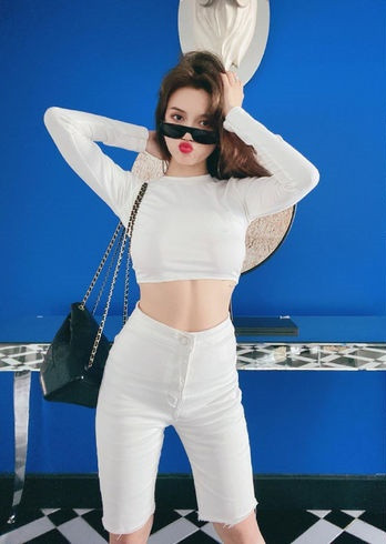 Bình thường nóng bỏng, quyến rũ là thế nhưng thực ra Sĩ Thanh cũng chỉ cao 1m55 mà thôi. Sức hút của cô ngoài sự đa tài ra thì còn nằm ở gương mặt xinh đẹp, cá tính, body với 3 vòng chuẩn chỉnh như siêu mẫu và tỷ lệ cơ thể hoàn hảo.