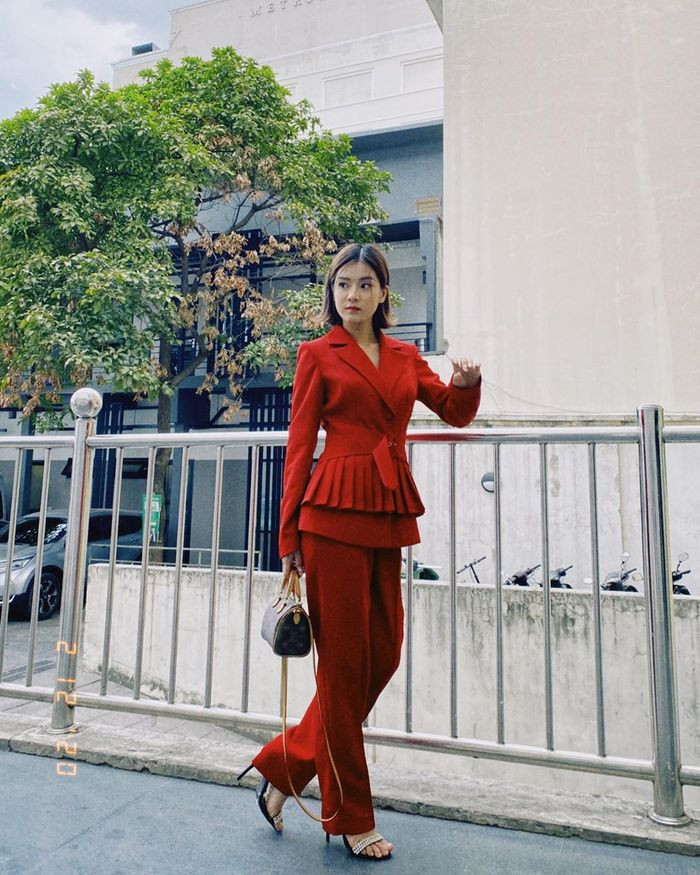 Nhìn mà xem, ai lại nghĩ Hoàng Yến Chibi có chiều cao khiêm tốn.