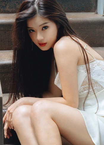 Thời gian gần đây, Hoàng Yến Chibi ngày càng lột xác trưởng thành hơn và quyến rũ hơn trông thấy.