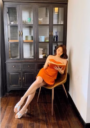 Nhìn những hình ảnh được chia sẻ trên trang cá nhân của Kaity, nhiều người cũng lầm tưởng cô nàng này hẳn phải là một hotgirl "chân dài tới nách", lại còn vô cùng sexy quyến rũ. Té ra, chiều cao thực của mỹ nhân showbiz Việt này lại đúng nghĩa “3 mét bẻ đôi”.