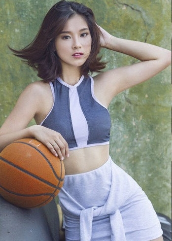 Hoàng Yến Chibi được biết đến với gương mặt xinh xắn đáng yêu, giọng hát trong veo và còn có diễn xuất khá tốt. Từ lâu, cô nàng đã thuộc hội “chân ngắn” của Vbiz với chiều cao 1m55, thế nhưng gần đây con số này đã tăng lên gần 1m60.