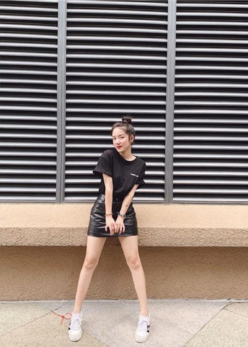 Item yêu thích của Phương Ly thường là những kiểu quần sooc ngắn cạp cao, áo phông, áo sơ mi hoặc croptop,... mang đậm style thể thao năng động.