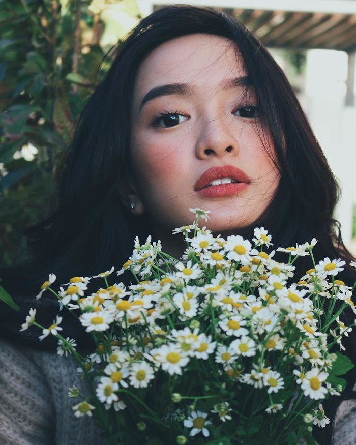 Tuy chiều cao khiêm tốn là vậy nhưng body của Kaity Nguyễn lại vô cùng quyến rũ và cô nàng luôn biết cách ăn mặc để phô diễn nó. Cộng thêm lối trang điểm nhấn mạnh ở cặp chân mày, đôi mắt và bờ môi, sức "nóng" của cô nàng này chưa bao giờ giảm.