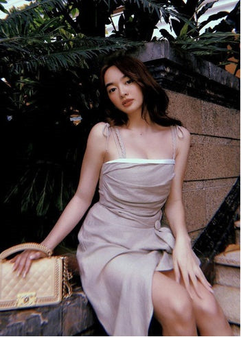 Cô nàng "Em chưa 18" Kaity Nguyễn sở hữu gương mặt xinh đẹp có chút "lai tây" vô cùng hút fan dù chỉ vừa tròn 1m50. Vẻ đẹp của mỹ nhân Việt được cho là đi ngược lại với tiêu chuẩn về cái đẹp xưa nay của người Á Đông chính là phải có khuôn mặt trái xoan, thon gọn.