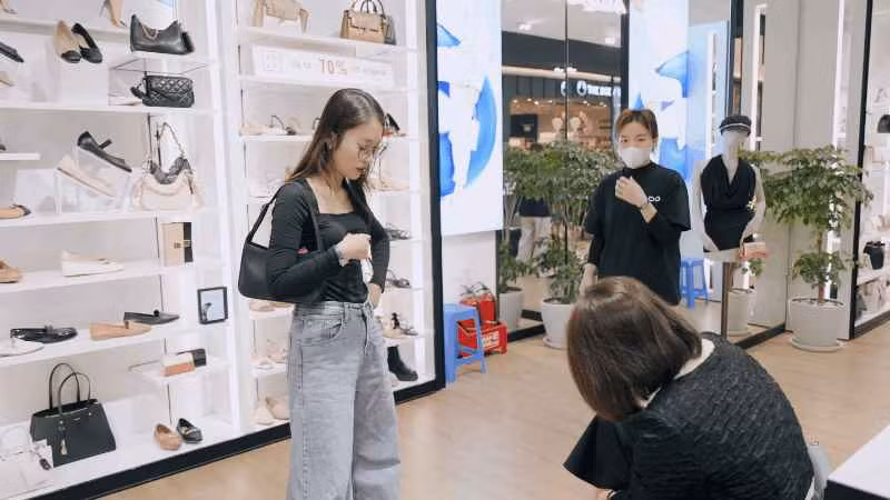 Bên dưới đoạn clip, nhiều netizen bình luận: "Khánh Vy đã giỏi nhưng nhìn sang 2 chị gái cũng chẳng kém, ai cũng vừa xinh vừa giỏi. Sao bố mẹ nuôi dạy khéo thế?", "Để được như vậy mình tin là các cô gái ấy đã được cha mẹ dạy dỗ và tạo điều kiện ăn học đến nơi đến chốn. Có ăn có học có 1 gia đình tử tế thật tuyệt vời", "Mình thích năng lượng giàu có như thế này được lan toả nè, giàu bằng thực lực chứ không cần phải trông đợi hay dựa dẫm vào ai cả" ,....