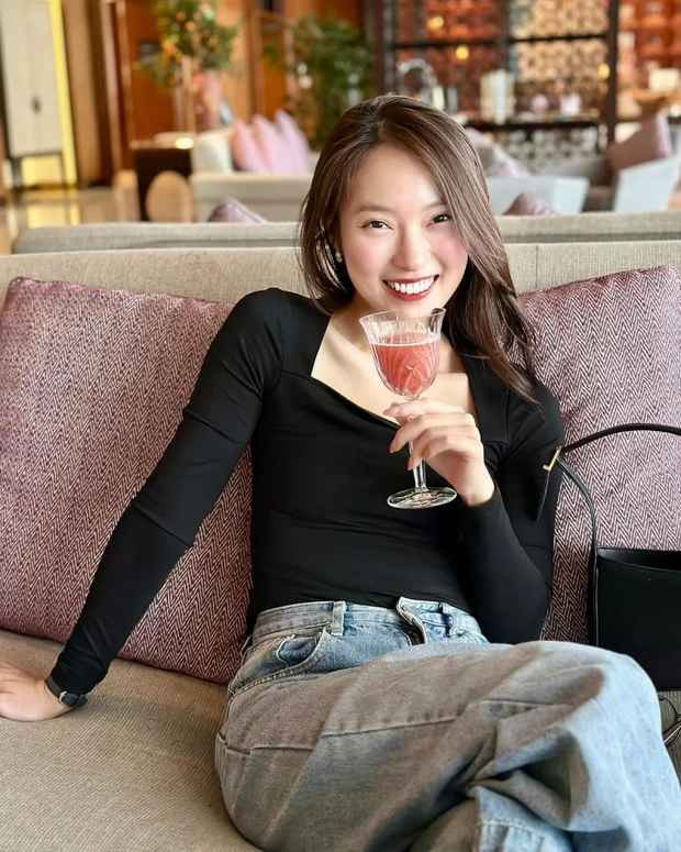 Trong đoạn clip, chị em Khánh Vy cũng phải công nhận Hà Phương là người phụ nữ của gia đình, từng có nhiều người theo đuổi nhất trong quá khứ.